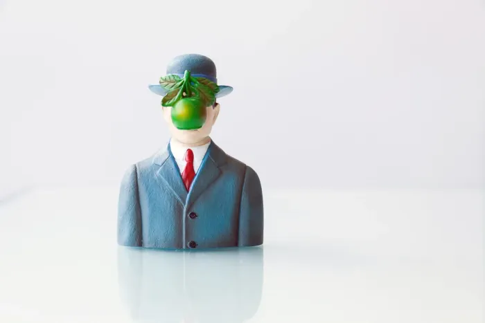 Figura de arte en el consultorio, inspirada en El hijo del hombre de Magritte